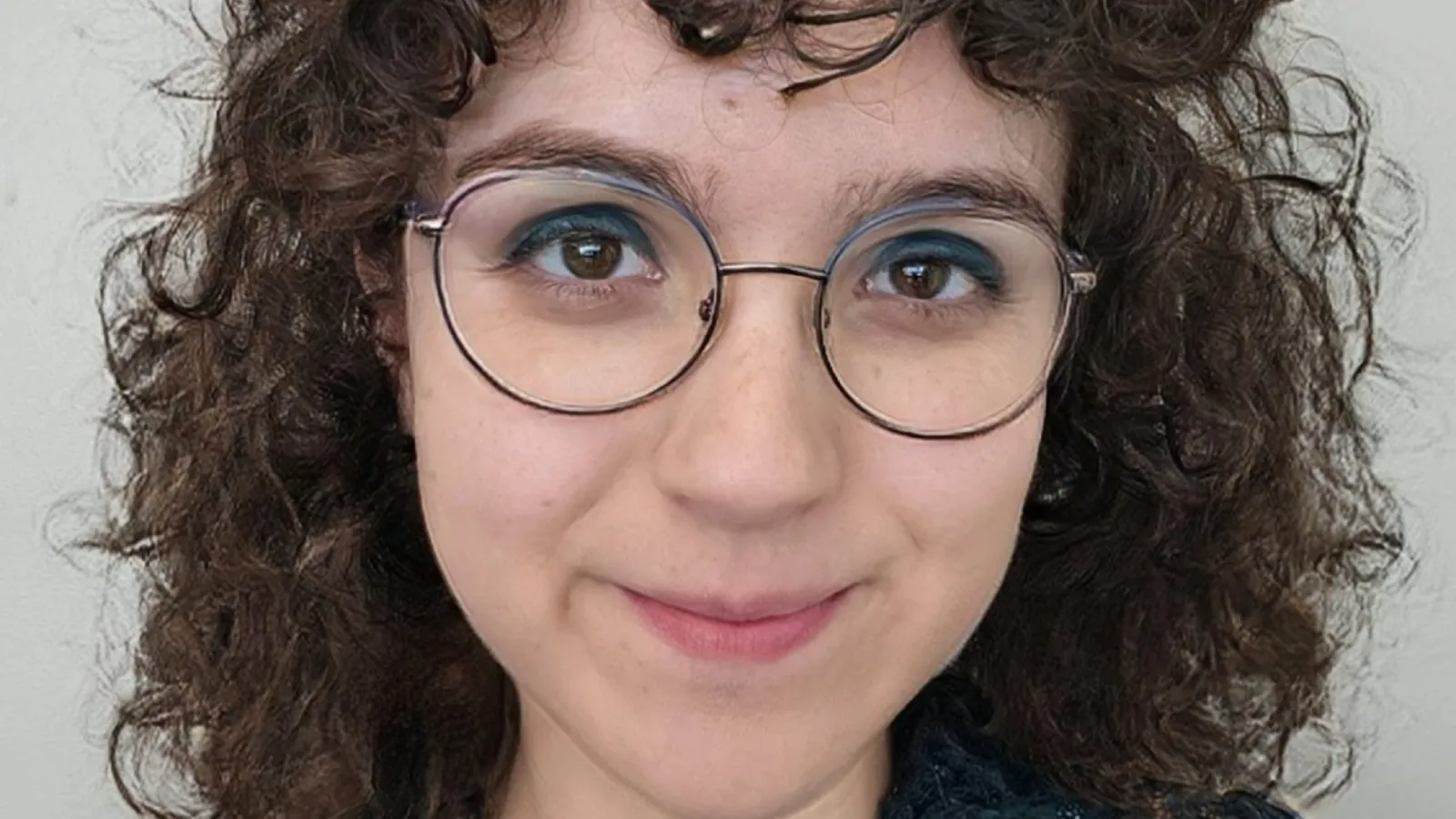 Headshot of Melanie with grey background