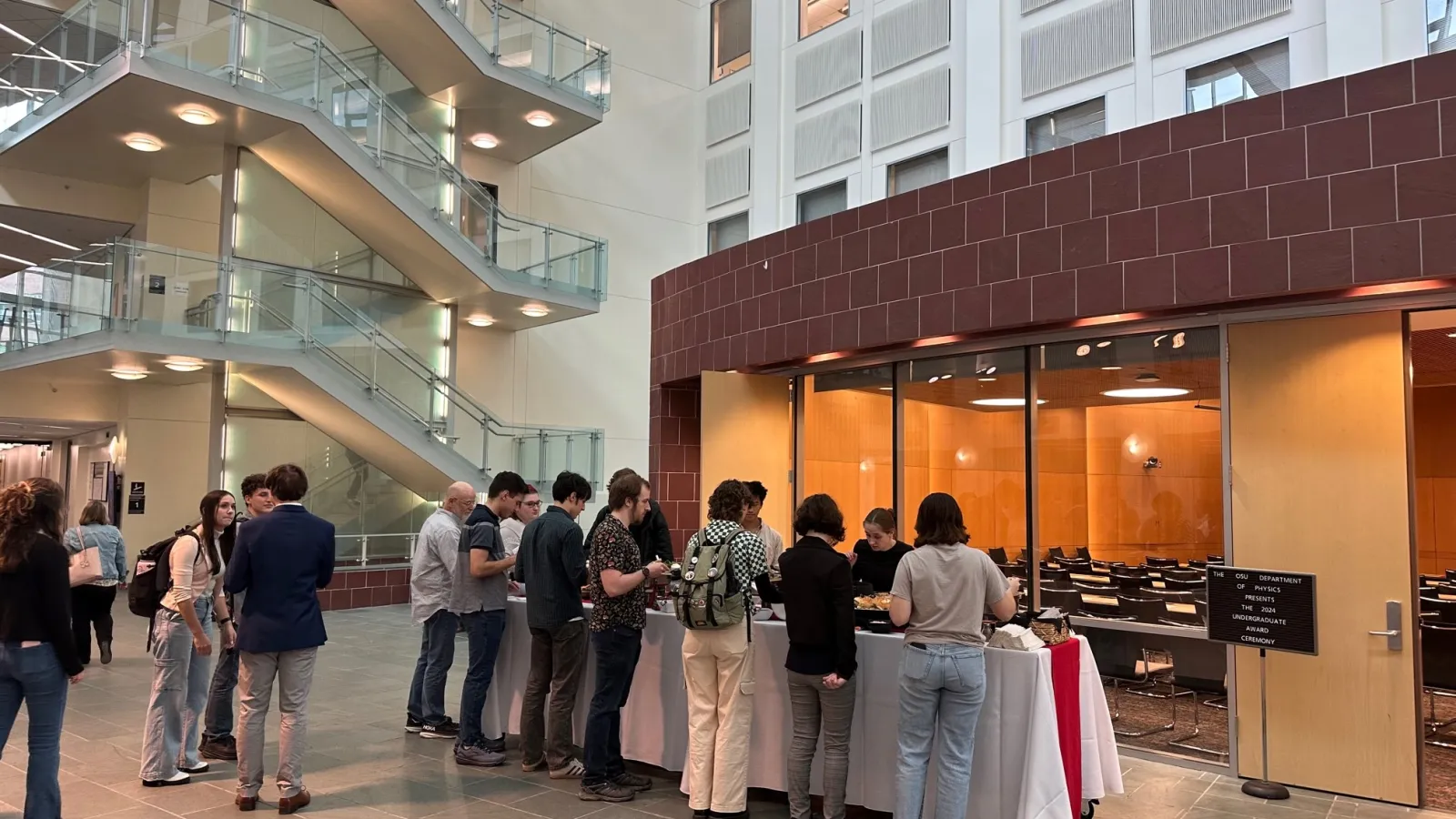 Crowd of students getting food outside of room 1080