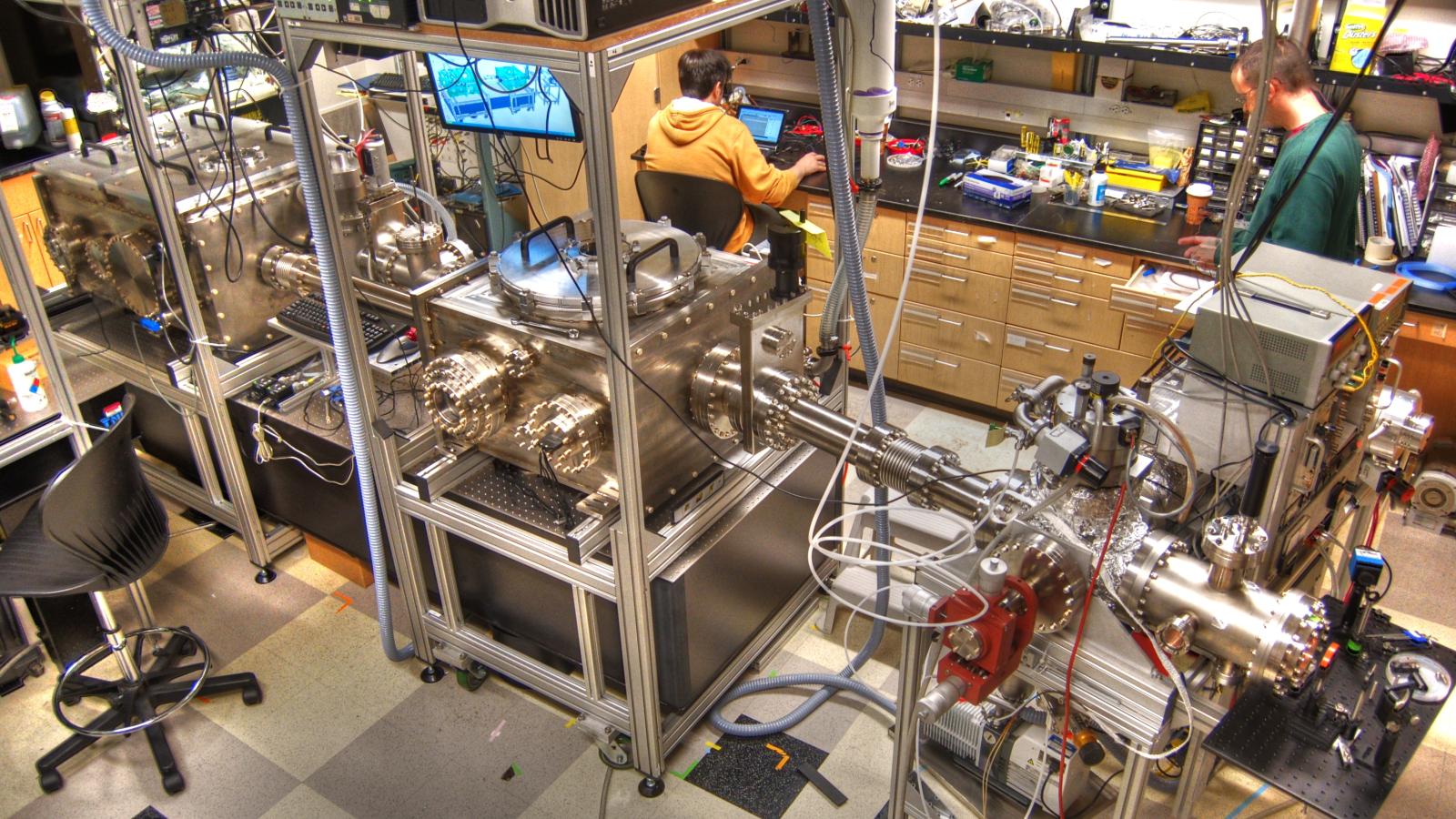 apparatus in the DiMauro-Agostini lab